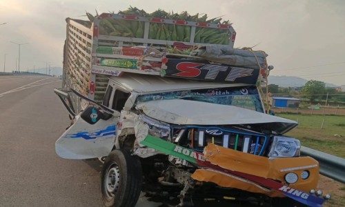 పీలేరు లో రోడ్డు ప్రమాదం - క్రేన్‌ను ఢీకొన్న బొలెరో పికప్