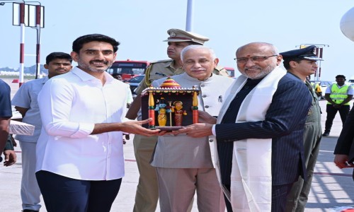 ఉప రాష్ట్రపతి కి ఘన స్వాగతం పలికిన మంత్రి నారా లోకేష్