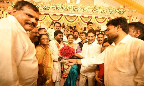 భోగాపురంలో వివాహ వేడుకకు హాజరైన జగన్ 