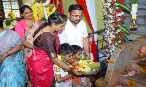 శ్రీ మహాలక్ష్మి అవతారంలో చదల కు స్వర్ణ కాంతుల శోభ
