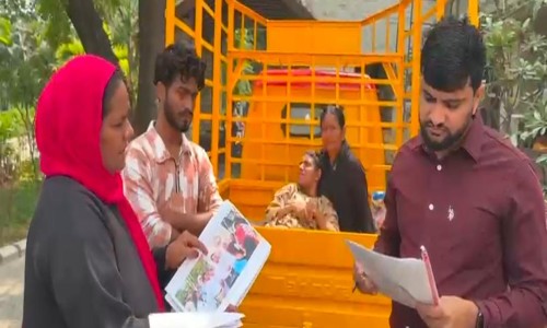 దివ్యాంగురాలికి ఆధార్ కార్డు మంజూరుచేయాలంటూ  జాయింట్ కలెక్టర్‌ కు వినతిపత్రం