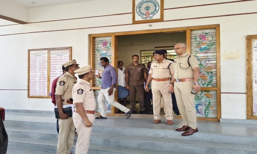 పుంగనూరు లో సమస్యాత్మక పోలింగ్ కేంద్రాలను పర్యవేక్షించిన ఎస్పీ