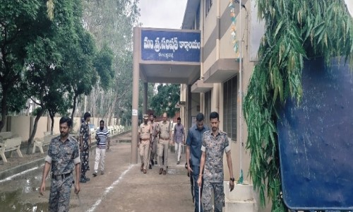 తంబళ్లపల్లె ఎంపీటీసీ నామినేషన్ల కేంద్రాన్ని పర్యవేక్షణ చేసిన ఎస్పీ ధీరజ్ కునుబిల్లి
