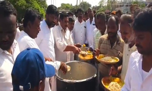 పుంగనూరు నియోజకవర్గం వ్యాప్తంగా మాజీ మంత్రి పెద్దిరెడ్డి రామచంద్రా రెడ్డి గారి జన్మదిన వేడుకలు