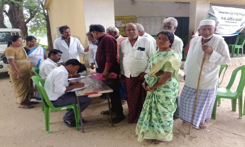 రేణుమాకులపల్లిలో ఉచిత కంటి వైద్య శిబిరం   