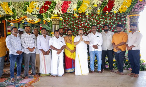 శ్రీ మహాలక్ష్మి అవతారంలో చదల కు స్వర్ణ కాంతుల శోభ 