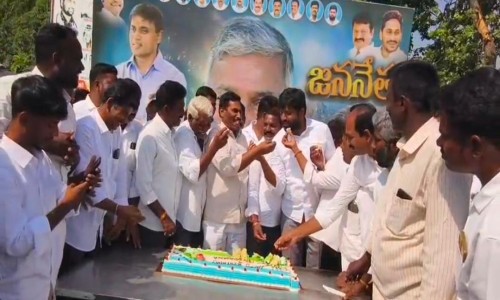 పుంగనూరు నియోజకవర్గం వ్యాప్తంగా మాజీ మంత్రి పెద్దిరెడ్డి రామచంద్రా రెడ్డి గారి జన్మదిన వేడుకలు 