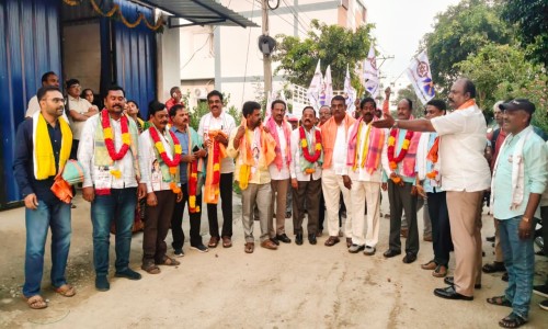 15వ వార్డులో వేడుకను తలపించిన కూటమి ప్రచారం • జనసేన అభ్యర్థి సిరివేలు చరణ్ కుమార్ కి ప్రజలు బ్రహ్మరథం