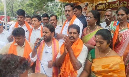  మదనపల్లెలో కన్నుల పండుగలా వాల్మీకి జయంతి వేడుకలు • హాజరైన ఎమ్మెల్యే మహమ్మద్ షాజహాన్ బాషా • విఆర్ఎస్ఎస్ రాష్ట్ర అధ్యక్షులు పొదల నరసింహులు
