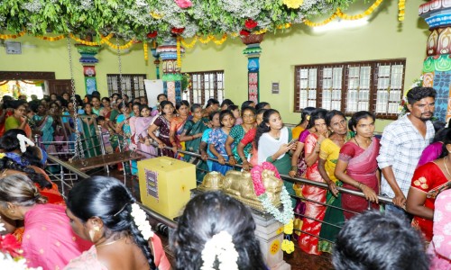 శ్రీ మహాలక్ష్మి అవతారంలో చదల కు స్వర్ణ కాంతుల శోభ